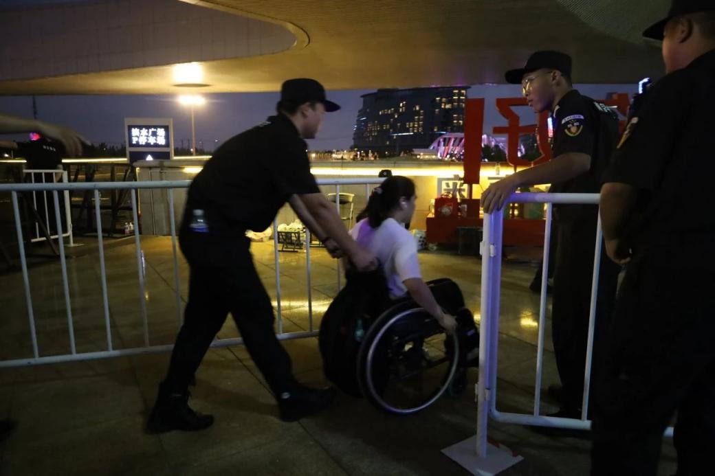 C:/Users/Administrator/Desktop/臺(tái)風(fēng)“貝碧嘉”來襲，南京保安積極應(yīng)對(duì)，“守”護(hù)萬(wàn)家團(tuán)圓！/13.jpg13