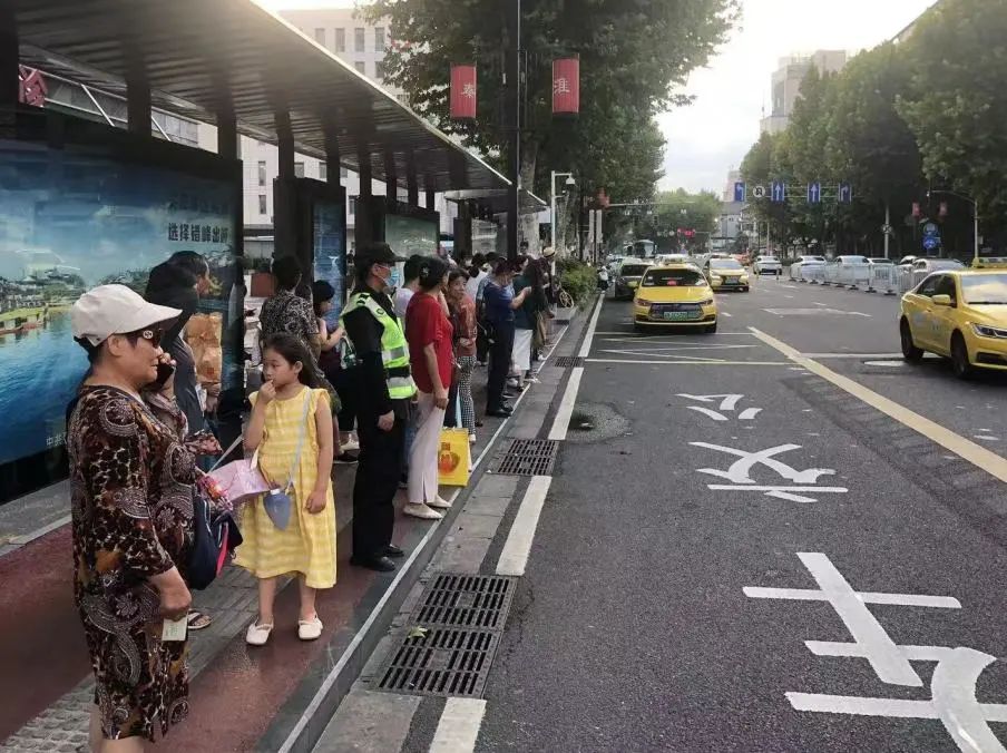 C:/Users/Administrator/Desktop/臺(tái)風(fēng)“貝碧嘉”來襲，南京保安積極應(yīng)對(duì)，“守”護(hù)萬(wàn)家團(tuán)圓！/2.jpg2