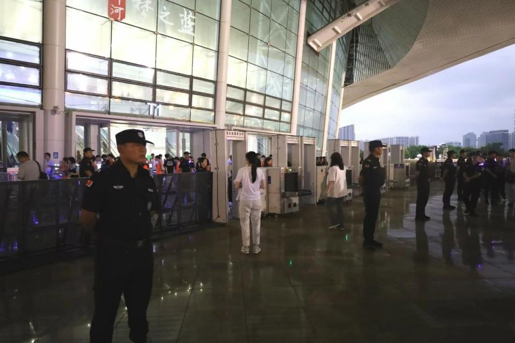 C:/Users/Administrator/Desktop/“安保鐵軍、硬核保障”2024系列報道四十二——南京市保安服務有限公司成功護航張碧晨「今兒個開心」十周年巡回演唱會南京站安保任務/3.jpg3