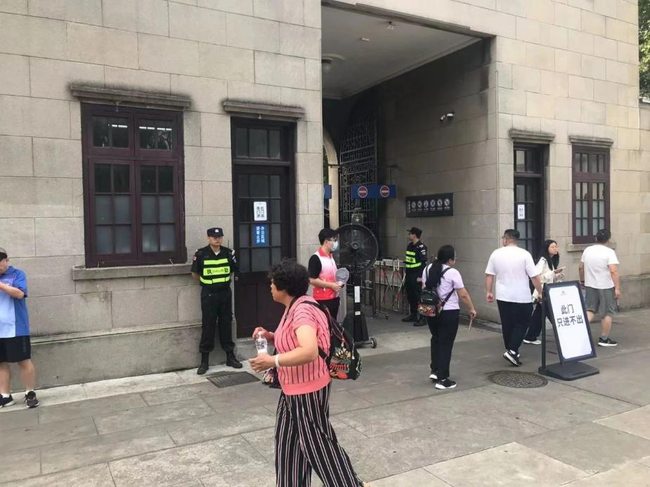 C:/Users/Administrator/Desktop/臺(tái)風(fēng)“貝碧嘉”來襲，南京保安積極應(yīng)對(duì)，“守”護(hù)萬(wàn)家團(tuán)圓！/8.jpg8