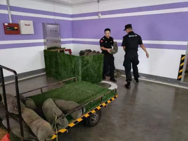 C:/Users/Administrator/Desktop/臺(tái)風(fēng)“貝碧嘉”來襲，南京保安積極應(yīng)對(duì)，“守”護(hù)萬(wàn)家團(tuán)圓！/5.jpg5